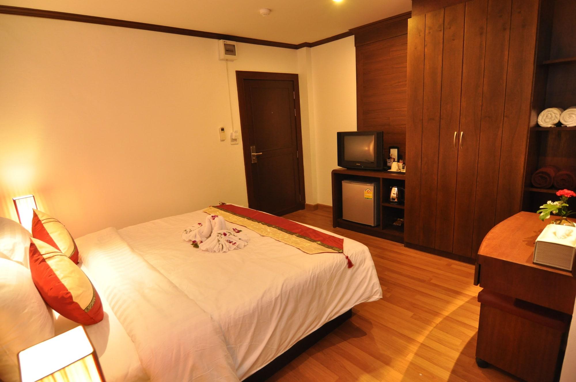 Hemingway'S Hotel Patong Exterior foto
