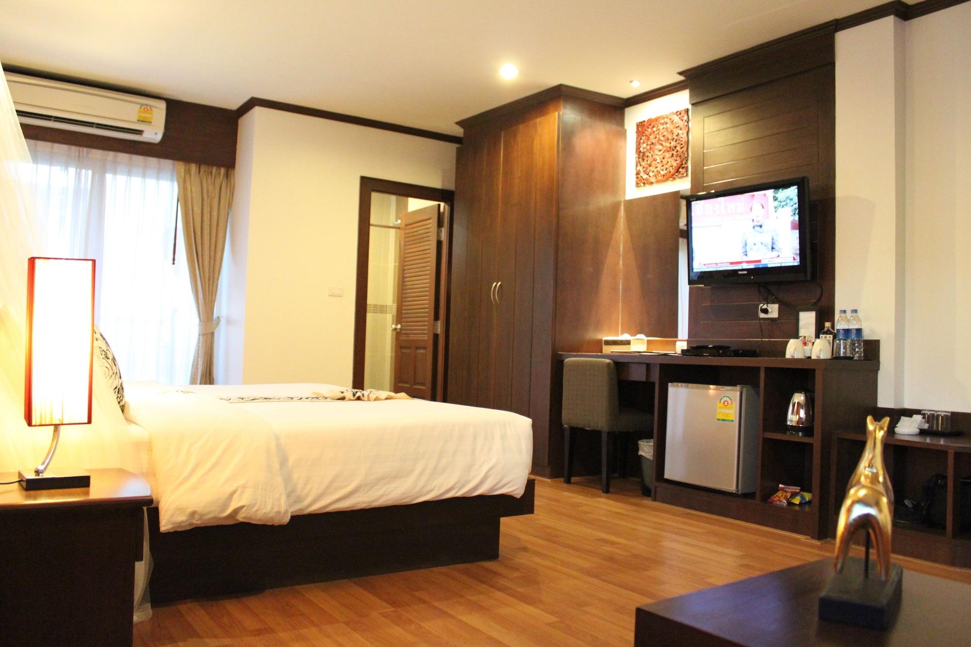 Hemingway'S Hotel Patong Exterior foto
