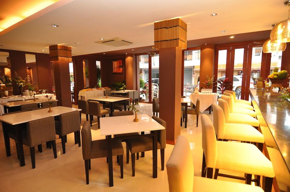 Hemingway'S Hotel Patong Exterior foto