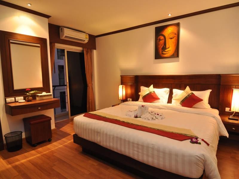 Hemingway'S Hotel Patong Exterior foto